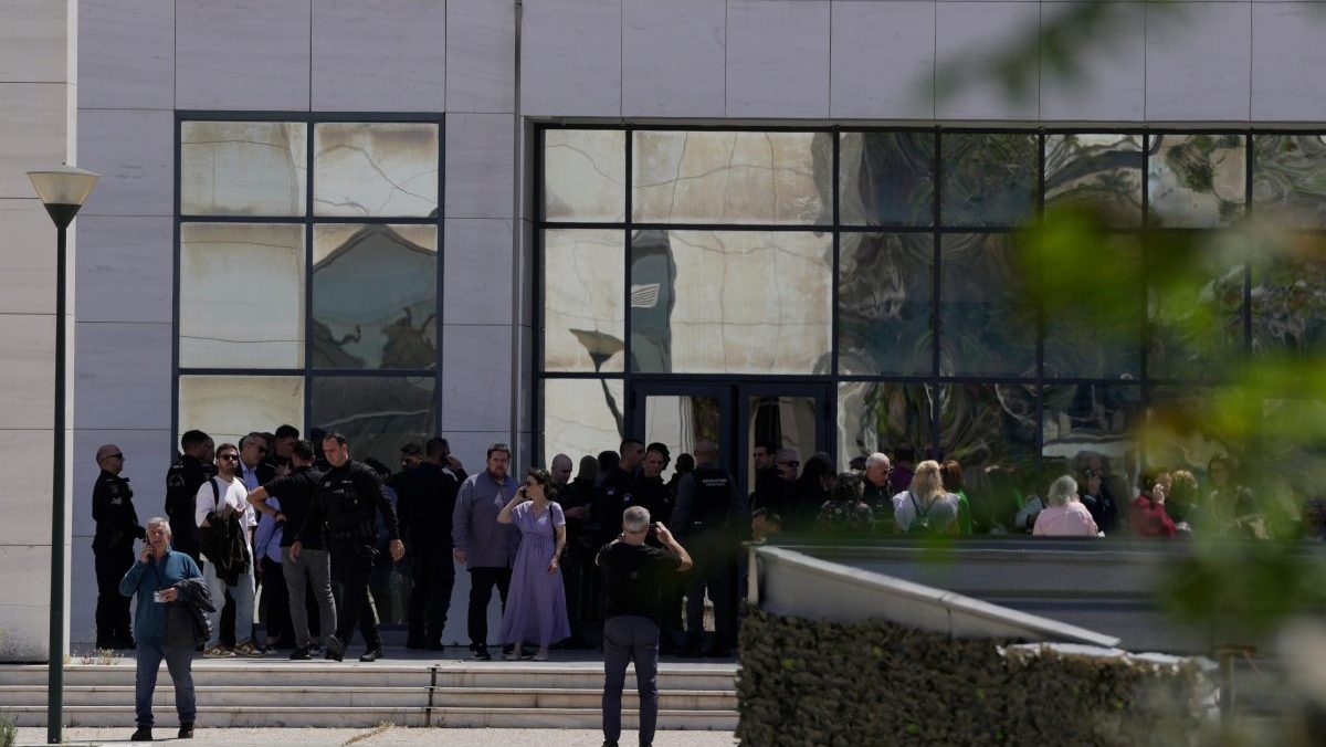 Streľba v At&eacute;nach: Muž strieľal v budove soci&aacute;lnej poisťovne aj v budove s&uacute;du. Zranen&iacute; s&uacute; &scaron;tyria ľudia