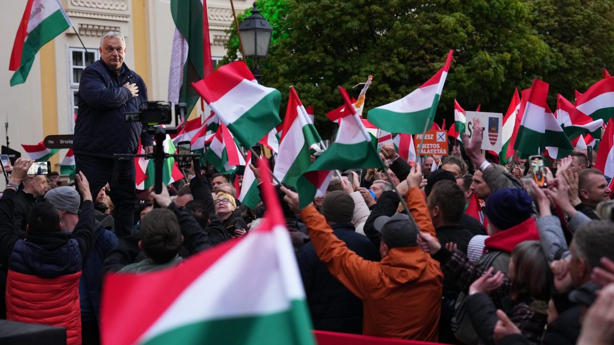 V&yacute;sledky prieskumov v Maďarsku s&uacute; r&ocirc;zne. Provl&aacute;dne agent&uacute;ry favorizuj&uacute; s&uacute;časn&eacute;ho premi&eacute;ra, nez&aacute;visl&eacute; d&aacute;ta jeho s&uacute;pera