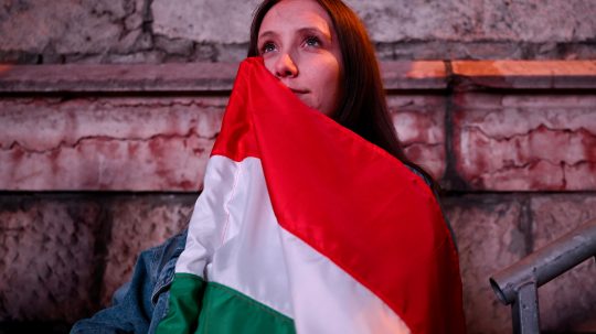 Žena v Budapešti počas vyhlasovania výsledkov volieb.