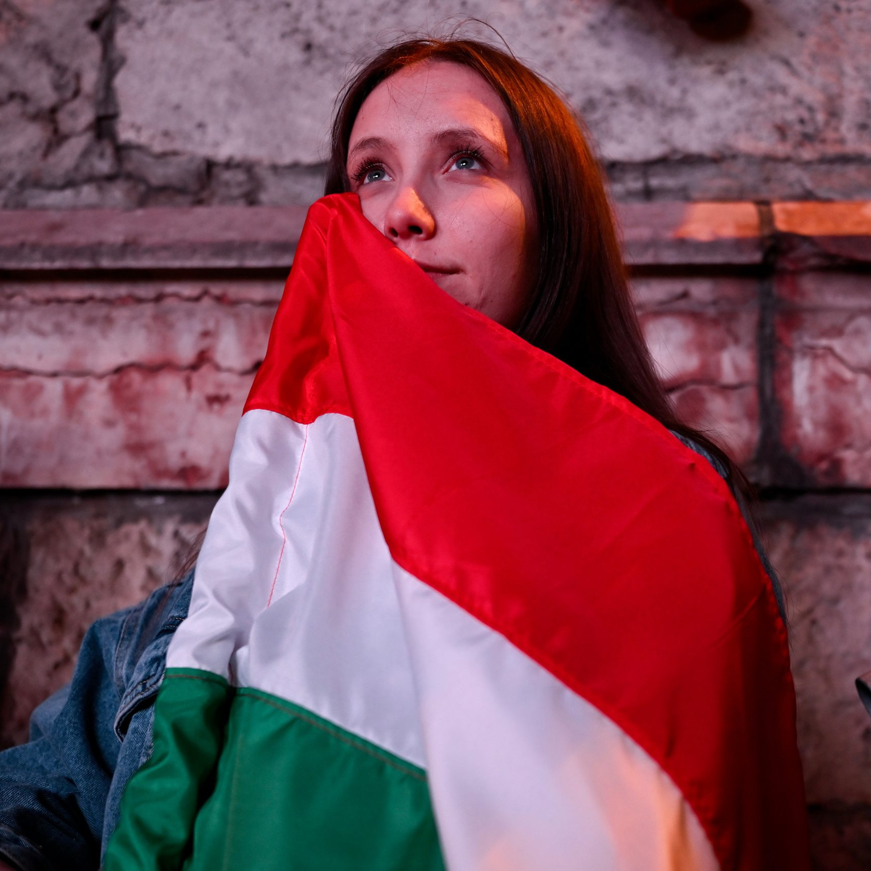 Žena v Budapešti počas vyhlasovania výsledkov volieb.