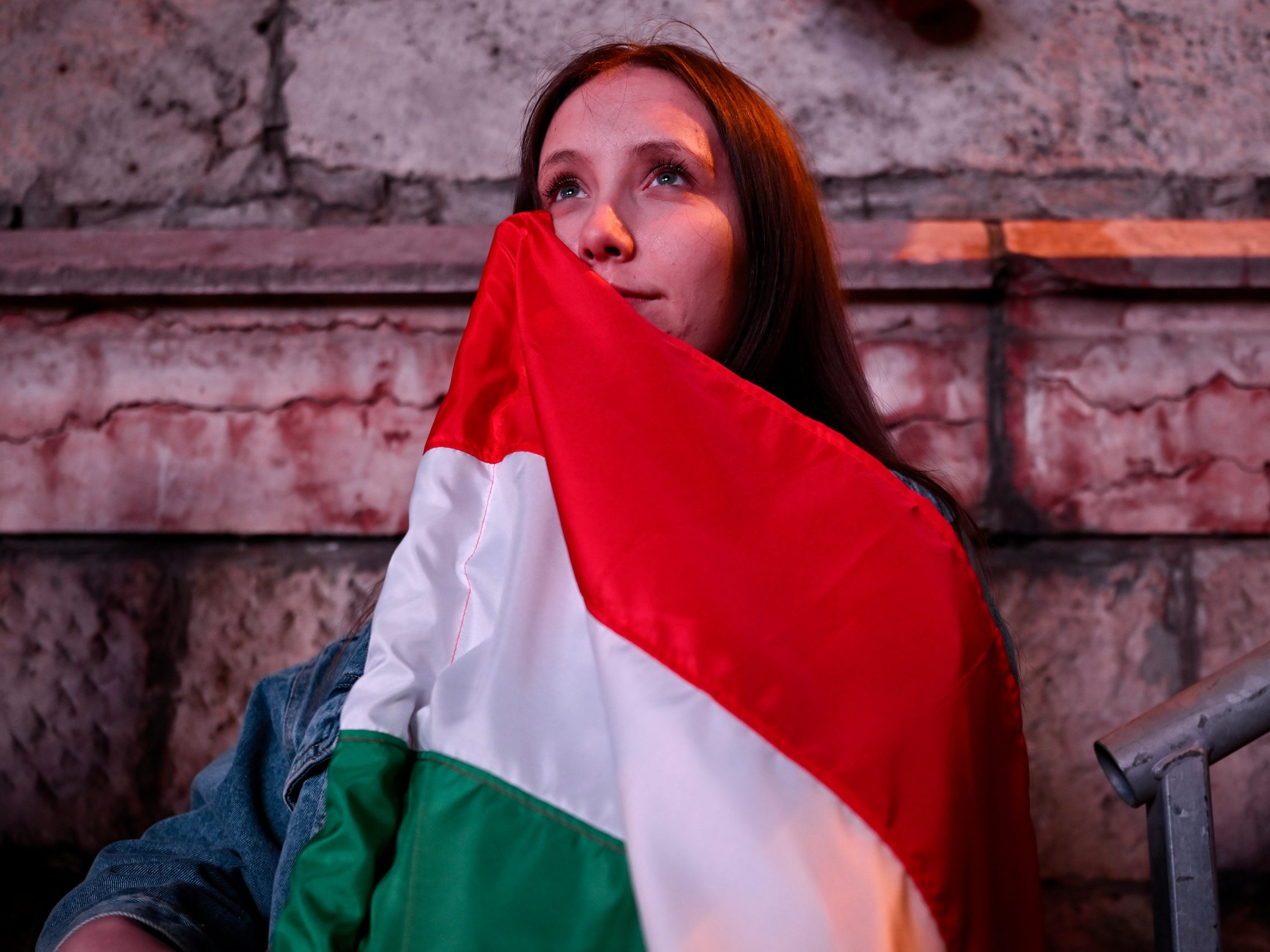 Žena v Budapešti počas vyhlasovania výsledkov volieb.