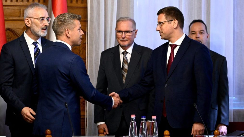 Zľava Péter Magyar a Gergely Gulyás si podávajú ruky.