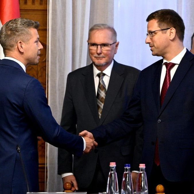 Zľava Péter Magyar a Gergely Gulyás si podávajú ruky.