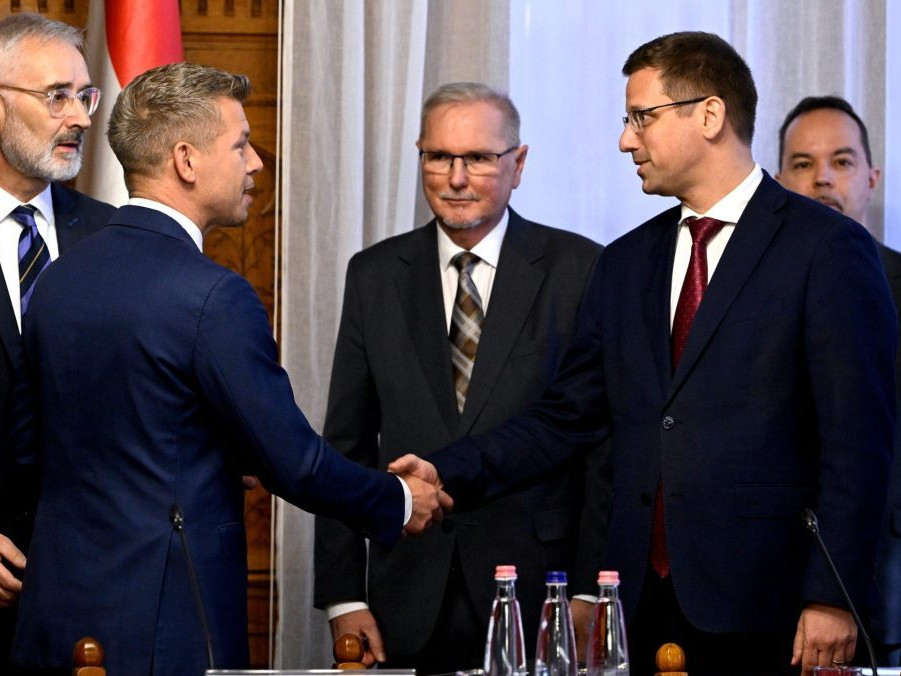 Zľava Péter Magyar a Gergely Gulyás si podávajú ruky.