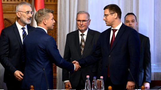 Zľava Péter Magyar a Gergely Gulyás si podávajú ruky.