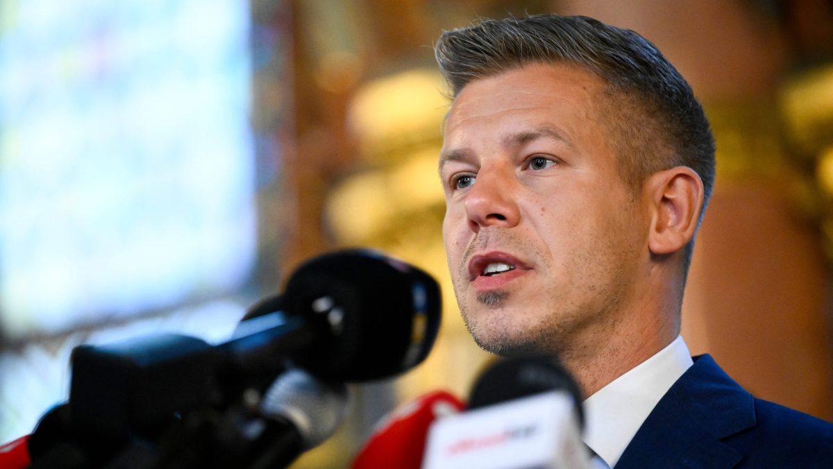 TISZA po sč&iacute;tan&iacute; v&scaron;etk&yacute;ch hlasov z&iacute;skala &uacute;stavn&uacute; v&auml;č&scaron;inu. Orb&aacute;nov Fidesz m&aacute; &scaron;tvrtinu