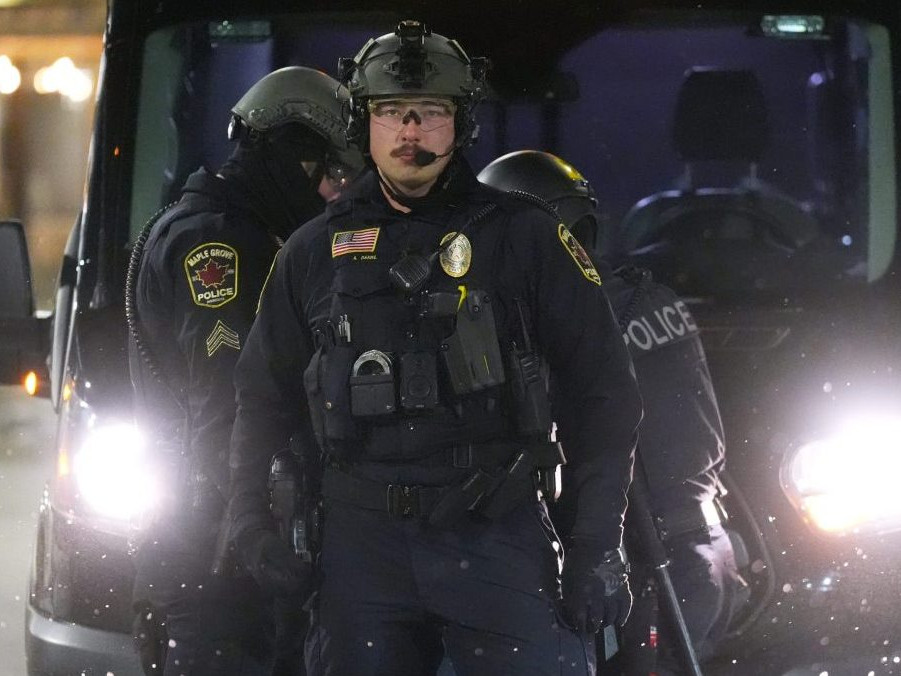 Na snímke agenti ICE.