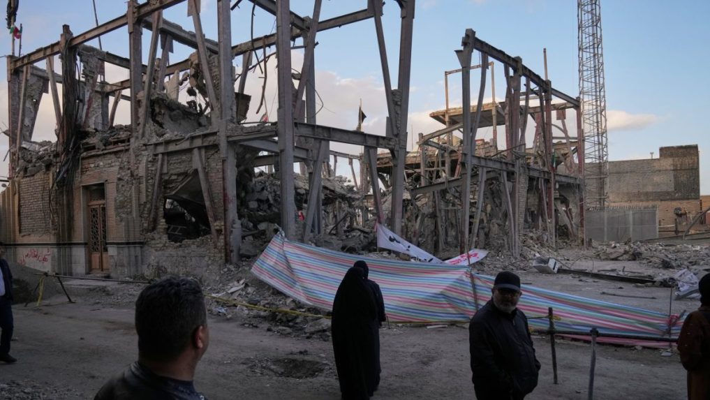 Zničená budova v Iráne.