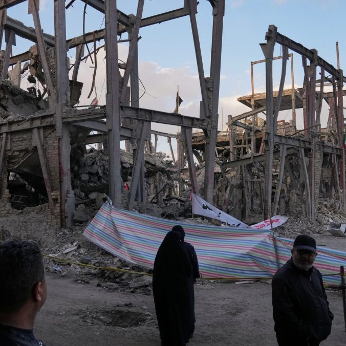 Zničená budova v Iráne.