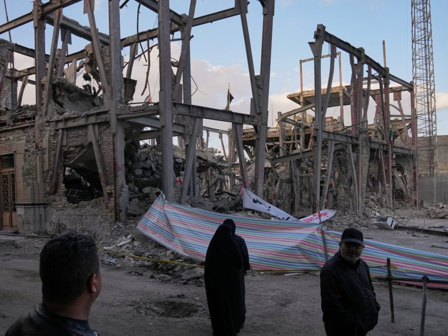 Zničená budova v Iráne.