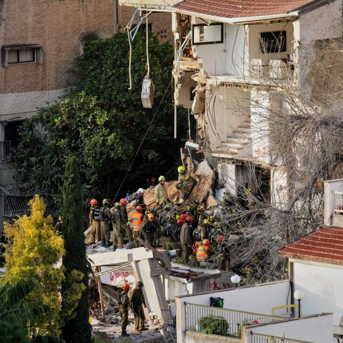 Izraelskí záchranári prehľadávajú trosky budovy po iránskom útoku,