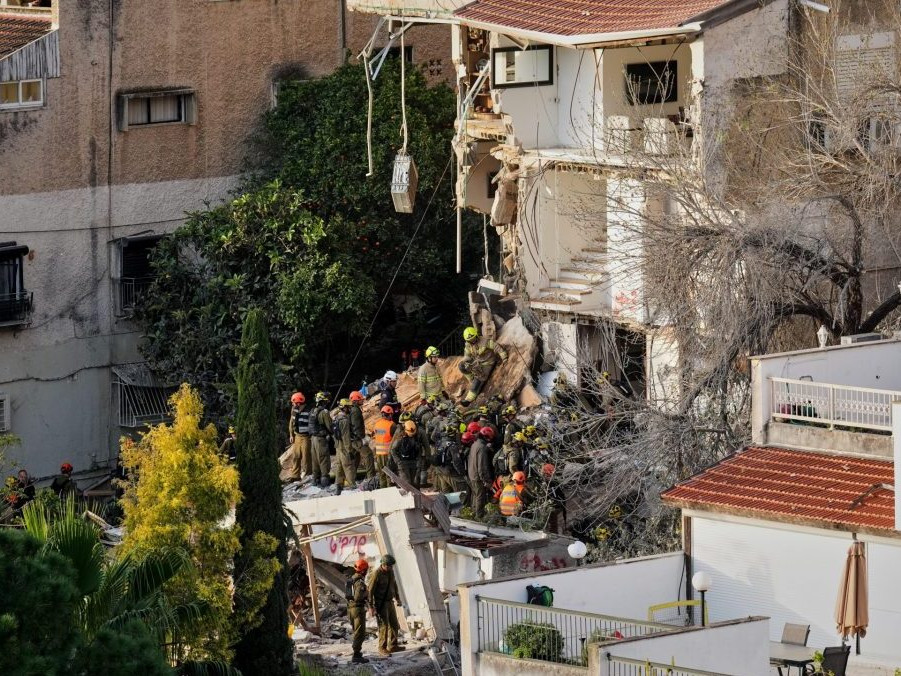 Izraelskí záchranári prehľadávajú trosky budovy po iránskom útoku,