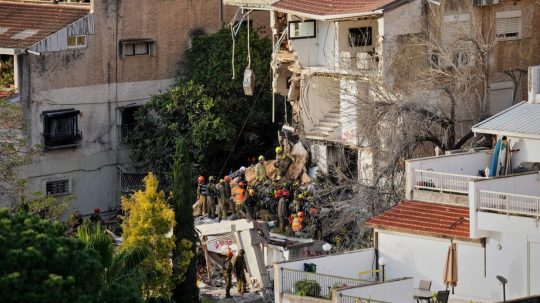 Izraelskí záchranári prehľadávajú trosky budovy po iránskom útoku,