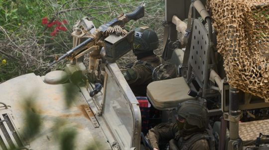 Izraelskí vojaci smerujú do južného Libanonu.