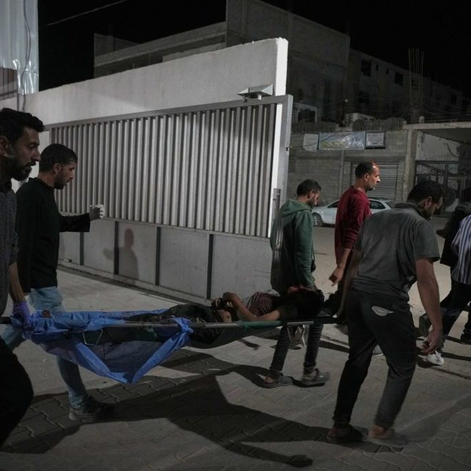 Palestínčania nesú telá obetí.