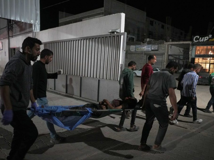 Palestínčania nesú telá obetí.