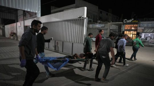 Palestínčania nesú telá obetí.