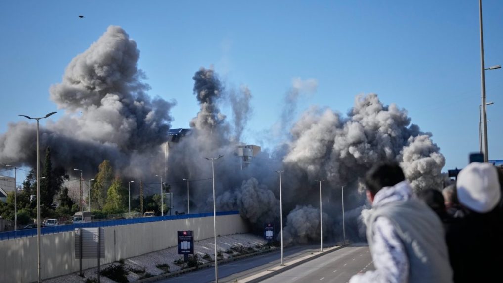 Okoloidúci sa pozerajú ako dym stúpa z miesta izraelských leteckých útokov na obytnú budovu pri ceste na letisko v Bejrúte