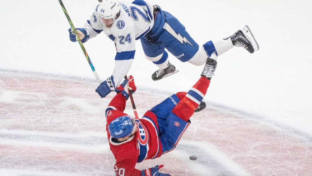 Juraj Slafkovský a Max Crozier.