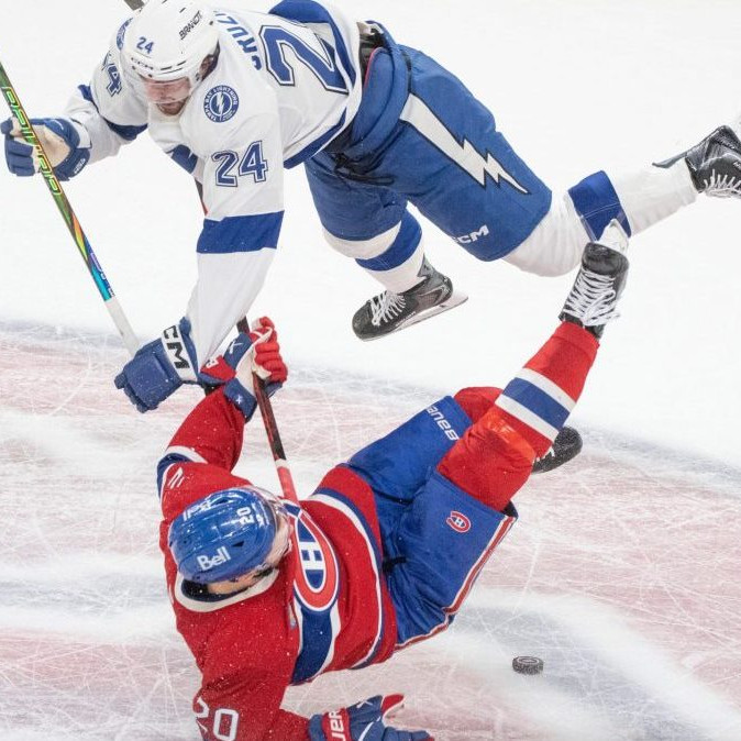 Juraj Slafkovský a Max Crozier.