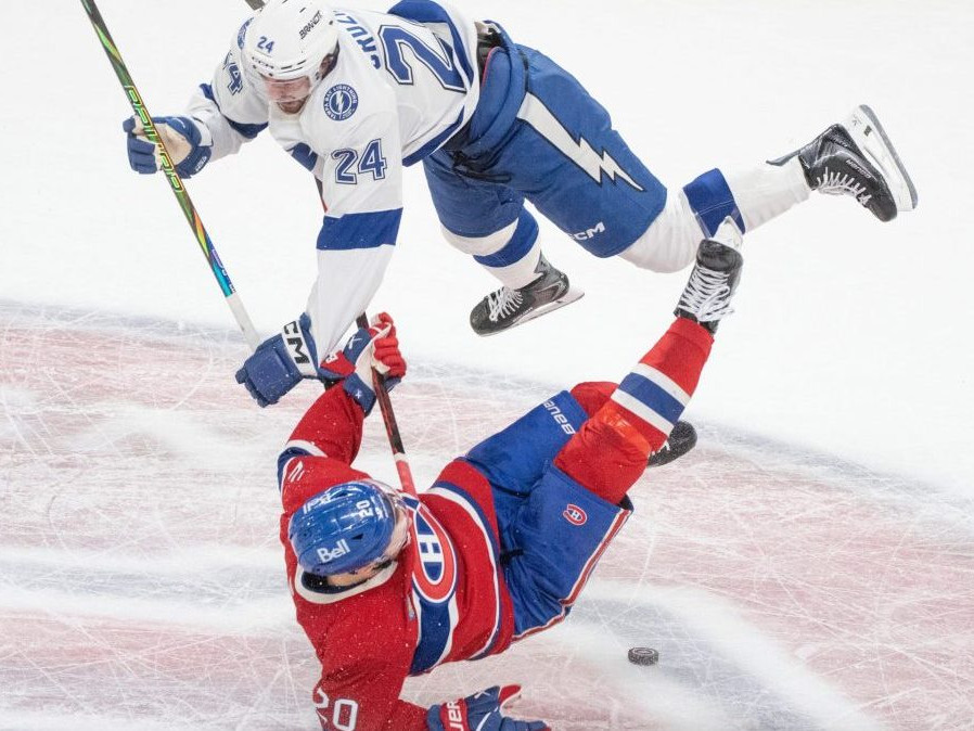 Juraj Slafkovský a Max Crozier.