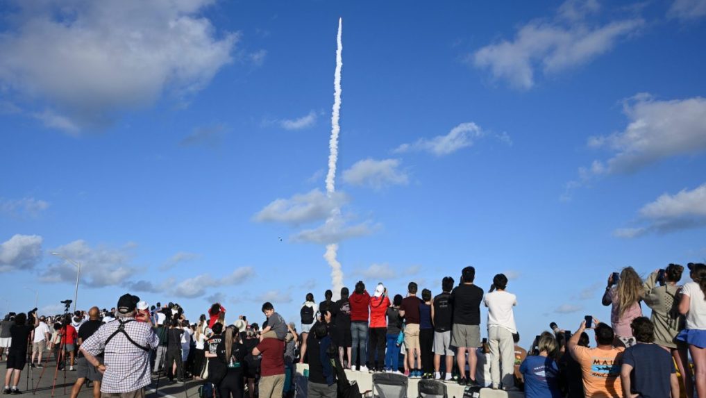 Ľudia sleduj&uacute; &scaron;tart rakety Artemis II na Mesiac.