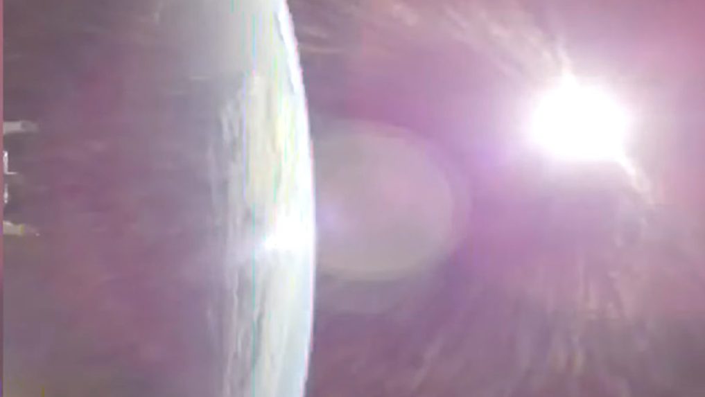 Loď Onion smeruje k Mesiacu.