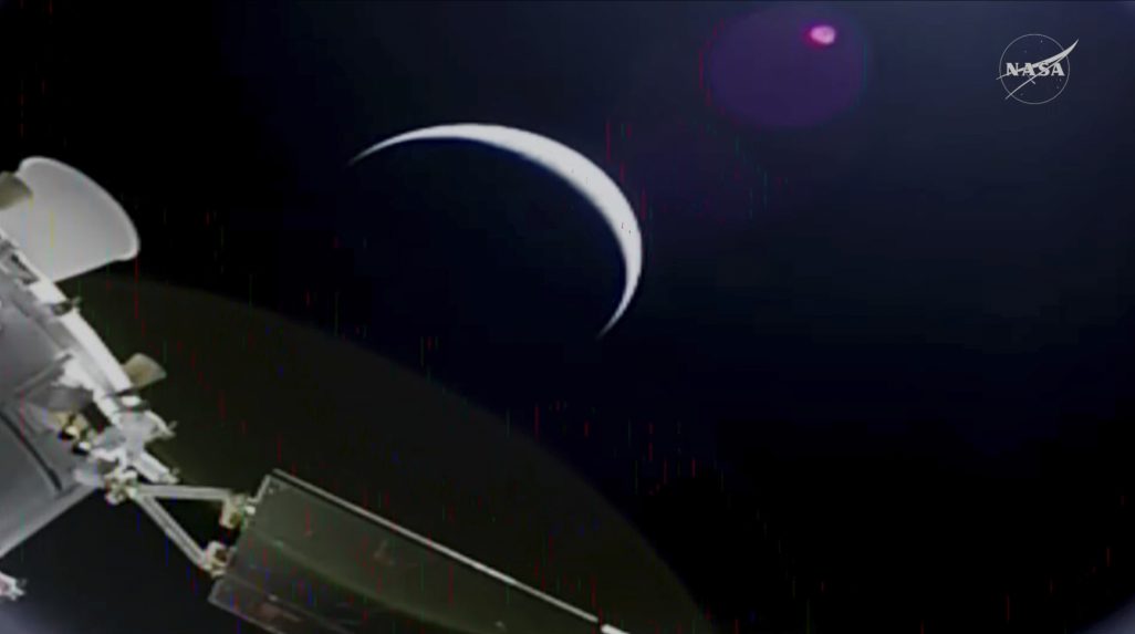 Loď Orion a Zem v pozad&iacute;.