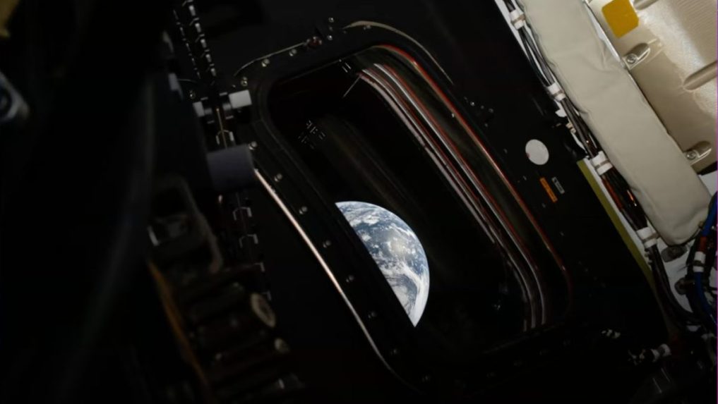 Pohľad na Zem z vesm&iacute;ru, ktor&yacute; nasn&iacute;mal veliteľ pos&aacute;dky misie Artemis II Reid Wiseman.