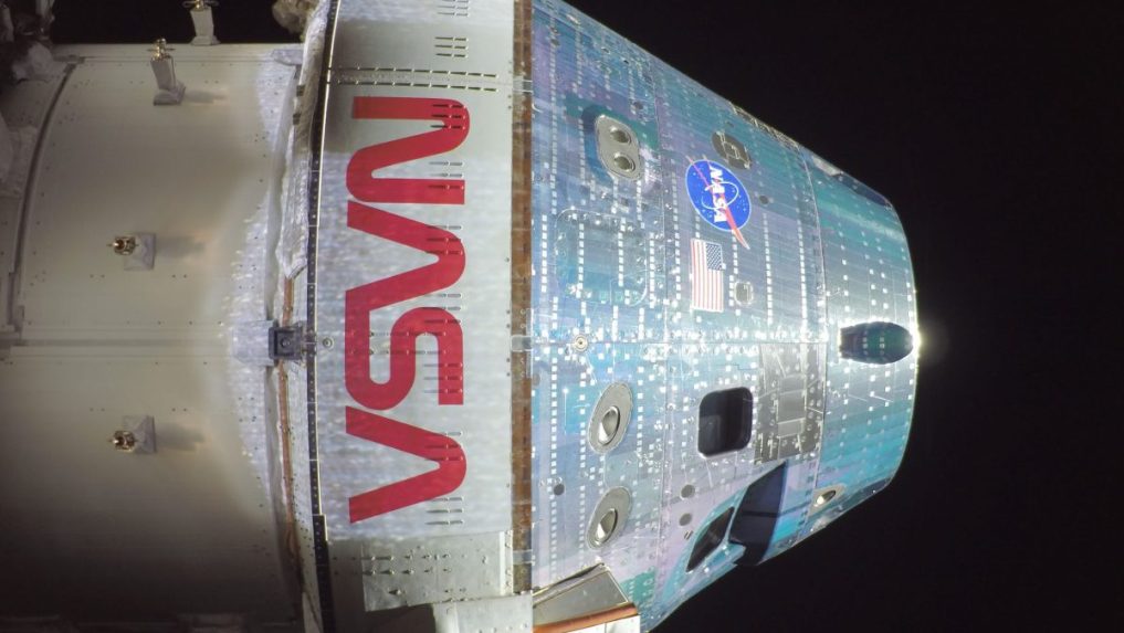 Loď Orion sa po oblete Mesiaca vydá späť k Zemi.