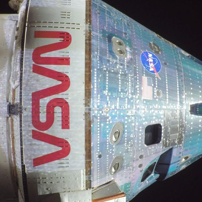 Loď Orion sa po oblete Mesiaca vydá späť k Zemi.