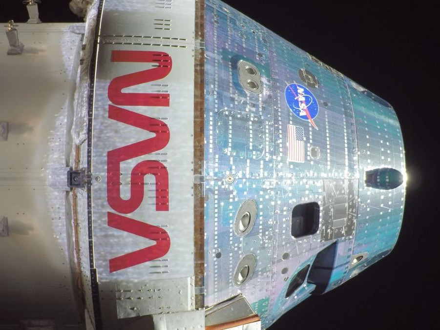 Loď Orion sa po oblete Mesiaca vydá späť k Zemi.