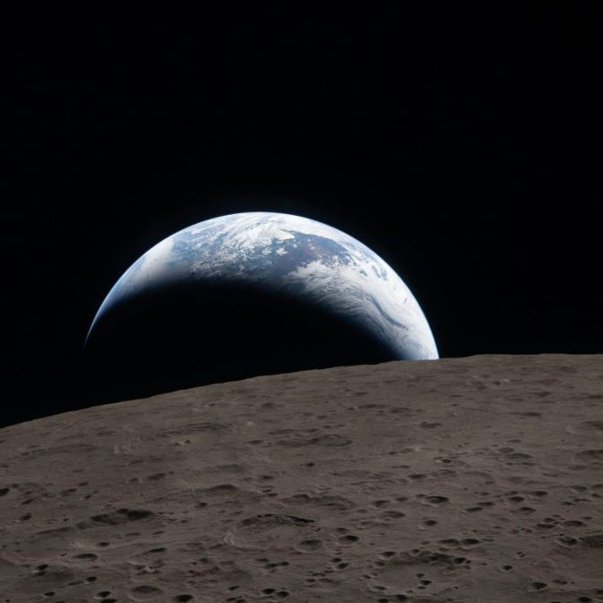 Fotografia Zeme zapadajúcej za horizont Mesiaca.