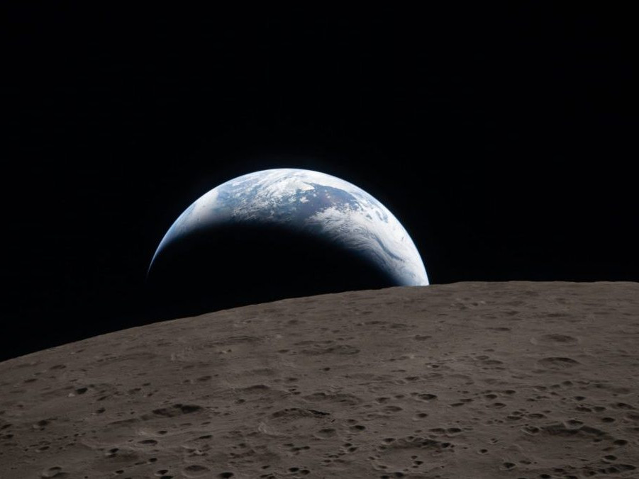 Fotografia Zeme zapadajúcej za horizont Mesiaca.