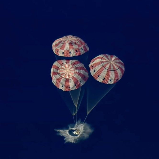 Pristátie vesmírnej lode Orion s posádkou misie Artemis II späť na Zemi.