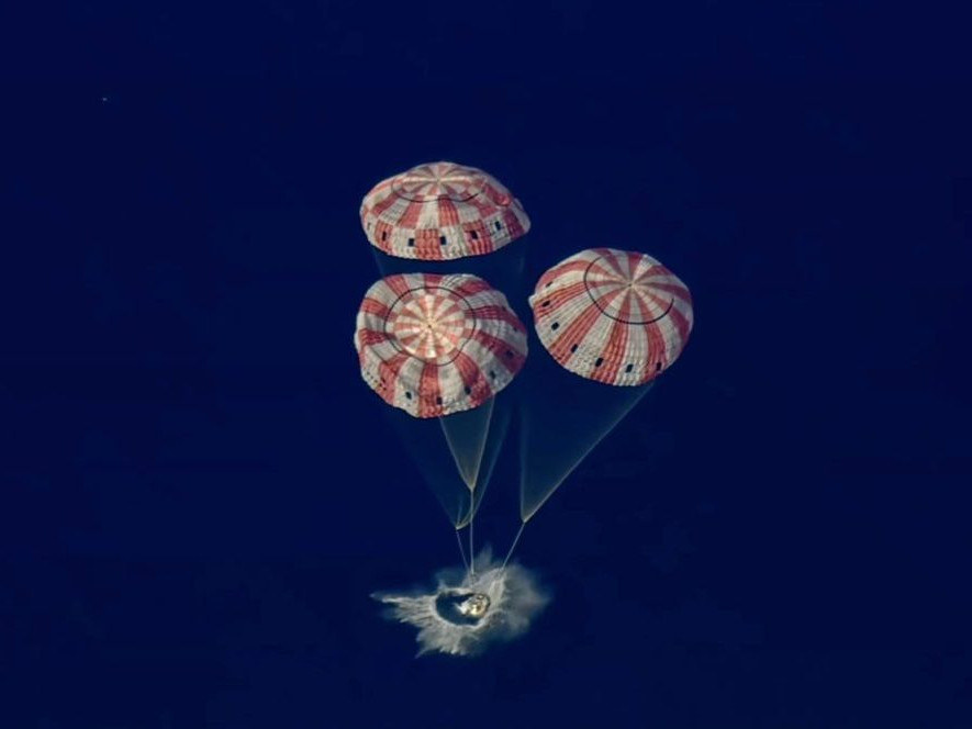 Pristátie vesmírnej lode Orion s posádkou misie Artemis II späť na Zemi.