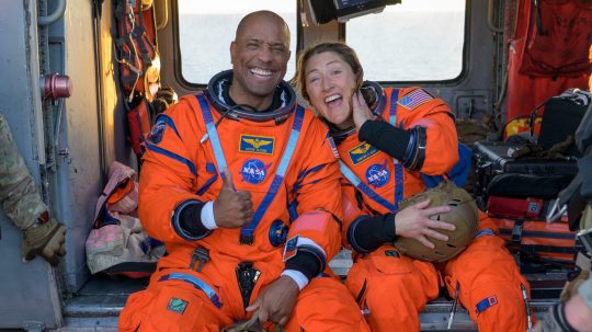 Astronauti Christina Kochová a Victor Glover po pristátí lode Orion.