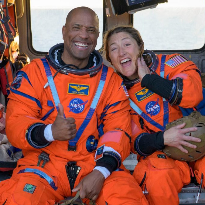 Astronauti Christina Kochová a Victor Glover po pristátí lode Orion.