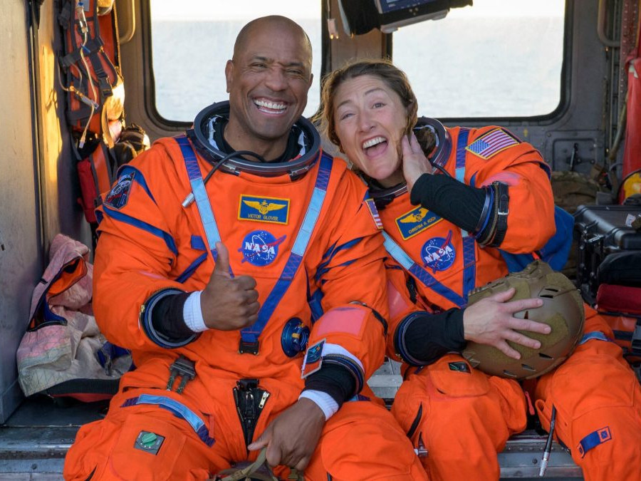 Astronauti Christina Kochová a Victor Glover po pristátí lode Orion.