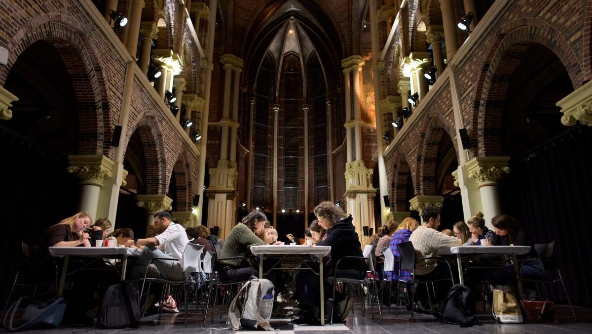 Hľadaj&uacute; &uacute;nik z virtu&aacute;lneho sveta. V Amsterdame vznikol nov&yacute; klub, ktor&yacute; ľuďom poskytuje oddych od mobilov