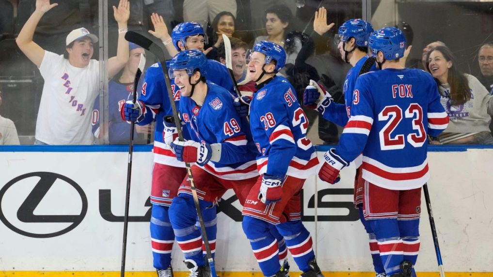 Adam Sýkora v drese New Yorku Rangers sa teší z gólu.