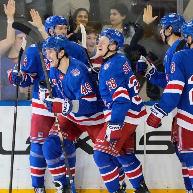 Adam Sýkora v drese New Yorku Rangers sa teší z gólu.