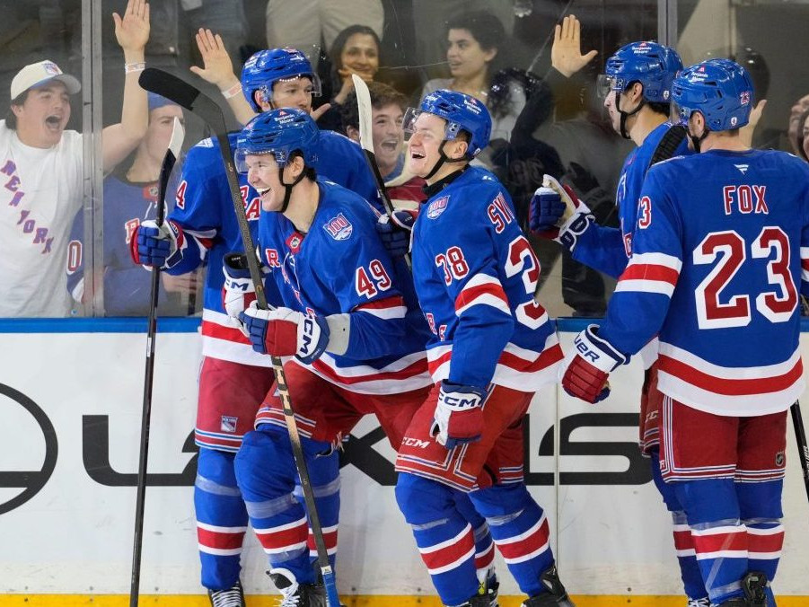 Adam Sýkora v drese New Yorku Rangers sa teší z gólu.