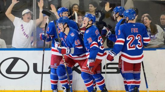 Adam Sýkora v drese New Yorku Rangers sa teší z gólu.