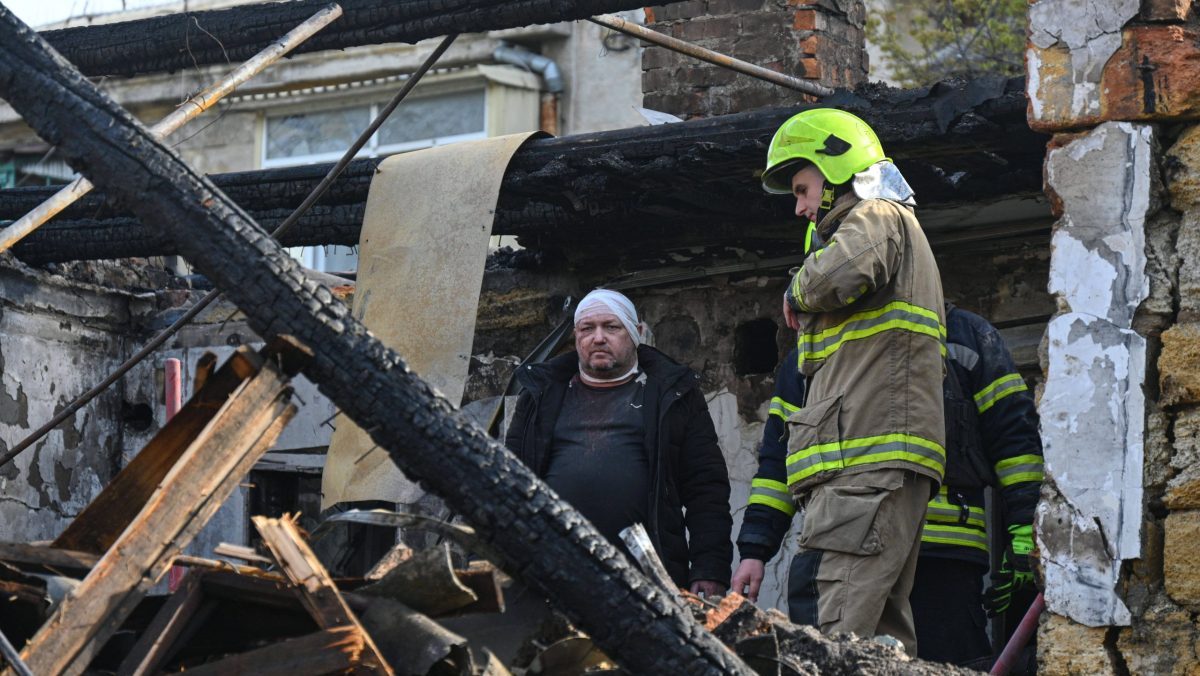 Rusi poslali na Ukrajinu stovky dronov a desiatky striel a rakiet. Na &uacute;tok reagovalo Poľsko, trosky dronu spadli v rumunskom meste