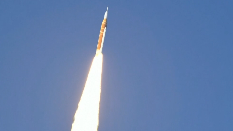 Na sn&iacute;mke raketa misie Artemis II.