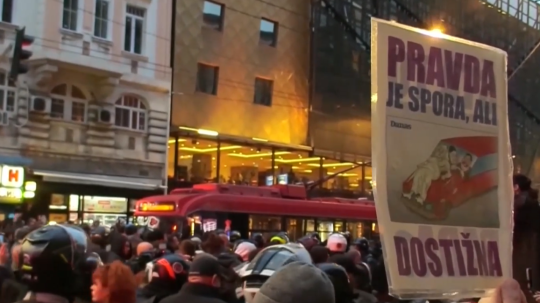 Na snímke protestujúci v Belehrade.