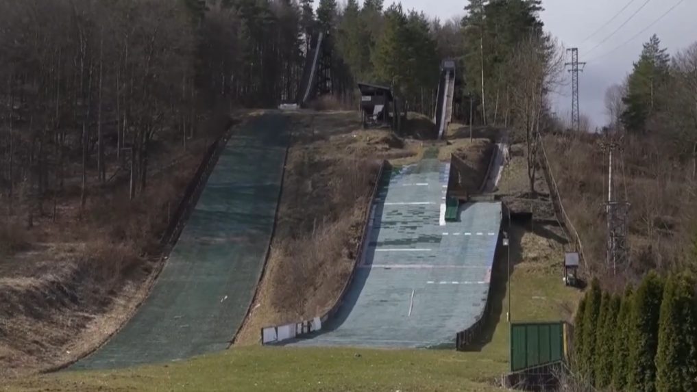 Skokanské mostíky v Banskej Bystrici chátrajú. Obnovu brzdí zmluva, majiteľ žiada štát o pomoc