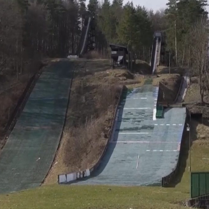 Skokanské mostíky v Banskej Bystrici chátrajú. Obnovu brzdí zmluva, majiteľ žiada štát o pomoc