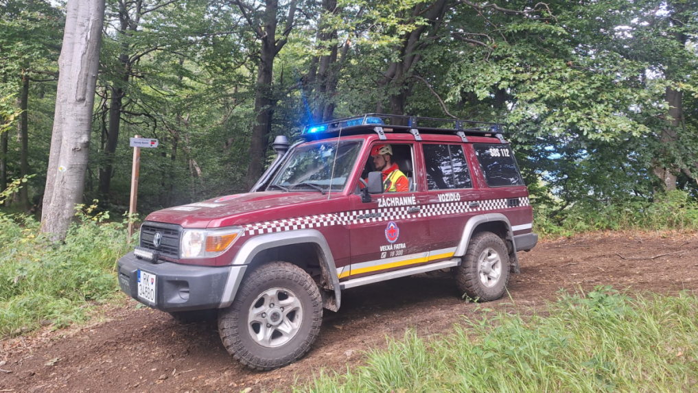 Horsk&iacute; z&aacute;chran&aacute;ri pom&aacute;hali žene, ktor&aacute; si pri turistike zranila členok.